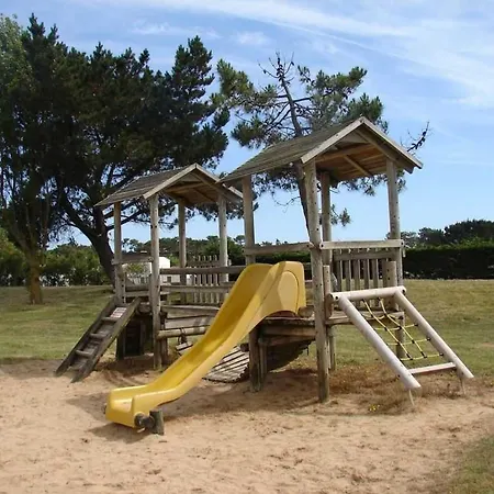 Maison Type 2 Avec Piscine Chauffée, Tennis Et Proximité Bord De à - Fr-1-231-306